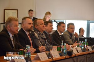 Rozmowy przedstawicieli stron na spotkaniu