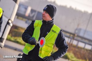 policjant zatrzymuje pojazd do kontroli