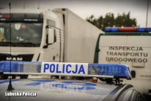 radiowóz Policji, ITD i zatrzymana ciężarówka