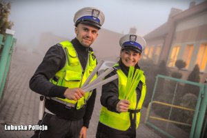 Policjanci rozdają odblaski.