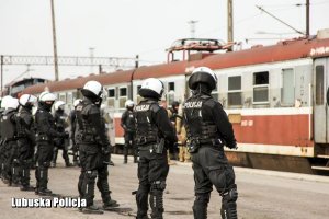 Policjanci oddziałów prewencji Policji.