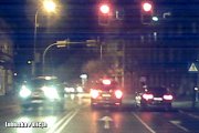 auto wjeżdża na skrzyżowanie na czerwonym świetle
