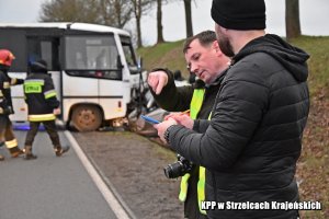 służby pracują na miejscu wypadku