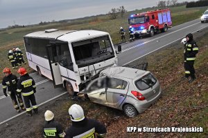 służby pracują na miejscu wypadku