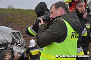 technik kryminalistyki pracuje na miejscu wypadku