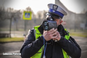 pomiar prędkości przez policjanta.