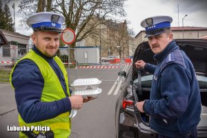 policjanci z posiłkami