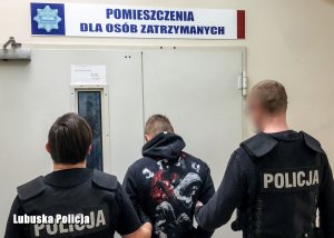 Policjanci z zatrzymanym mężczyzną.