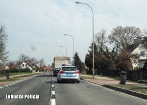 Policjanci eskortujący pojazd ciężarowy