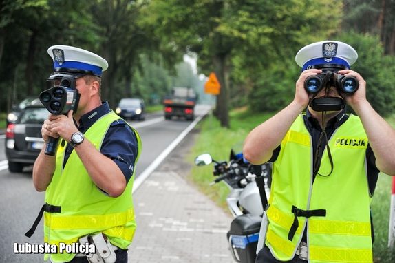 policjanci podczas kontroli prędkości