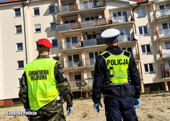 policjant i żandarm sprawdzający osoby na kwarantannie