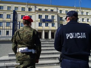 policjant i żandarm podczas patrolu wspólnego