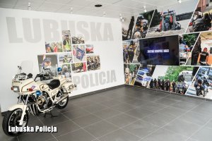 Motocykl na holu w pomieszczeniu