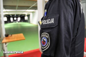 Policjant na strzelnicy policyjnej