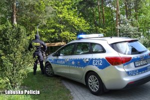 Policjant przy radiowozie