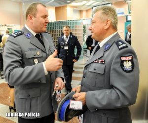 Komendant Wojewódzki Policji w Gorzowie Wielkopolskim, inspektor Jarosław Pasterski wraz z oficerem łącznikowym, młodszym inspektorem Wiesławem Gomem