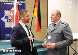 Komendant Wojewódzki Policji w Gorzowie Wielkopolskim, inspektor Jarosław Pasterski z przedstawicielem niemieckiej Policji po cywilnemu