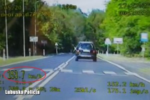 Screen z videorejestratora na auto, które przekracza prędkość