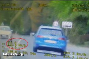 Screen z videorejestratora na auto, które przekracza prędkość