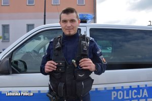 Policjant przy radiowozie