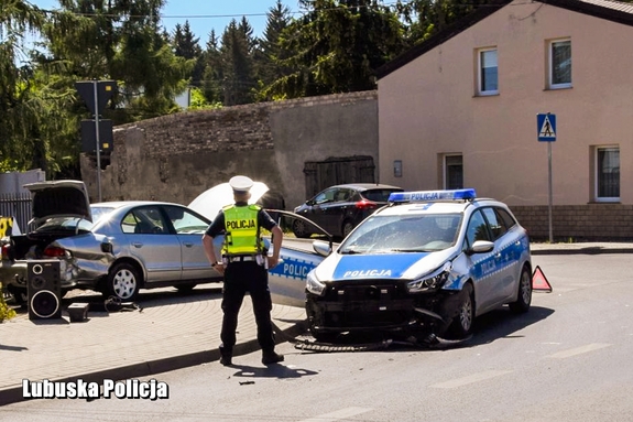 Policjant ruchu drogowego na miejscu zatrzymania kierowcy będącego pod działaniem narkotyków, który uciekał funkcjonariuszom