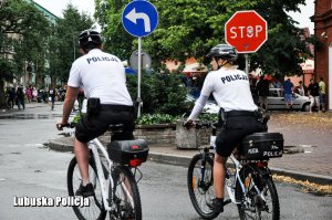 Policjanci w patrolu rowerowym.