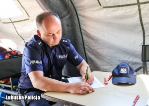 Policjant podczas rejestracji przy oddawaniu krwi.