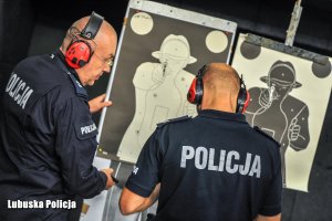 Policjanci podczas szkolenia strzeleckiego.