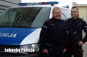 policjanci przy radiowozie