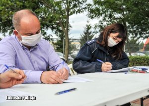 Policjanci rejestrują się do zbiórki krwi.