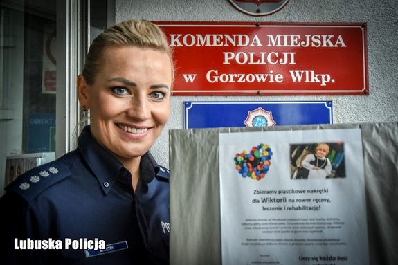 policjantka trzyma narkętki