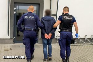 policjanci prowadzą podejrzanego