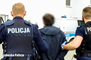 policjanci prowadzą podejrzanego