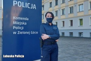 policjantka stoi przed komendą