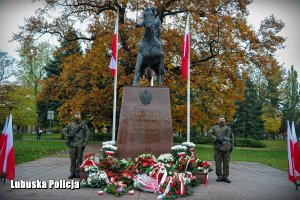 posterunek honorowy stoi przy pomniku Józefa Piłsudzkiego