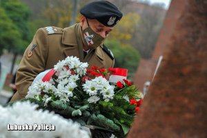 generał Wojska Polskiego składa kwiaty