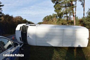 bus leży na poboczu