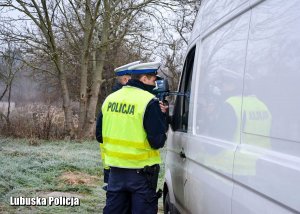 Policjant podczas kontroli drogowej pojazdu.