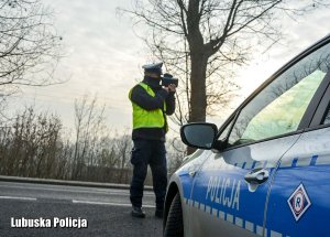 Policjant kontroluje prędkość pojazdów.