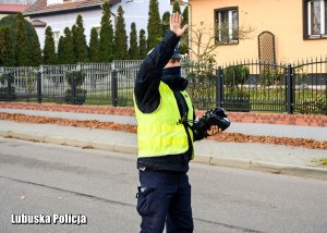 Policjant zatrzymuje pojazd do kontroli drogowej.