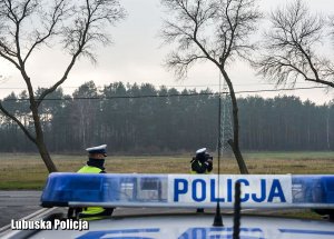 Policjanci podczas kontroli drogowych.