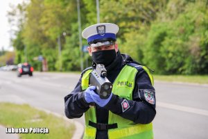 Policjant ruchu drogowego z miernikiem prędkości