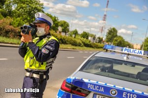 Policjanci ruchu drogowego z miernikiem prędkości