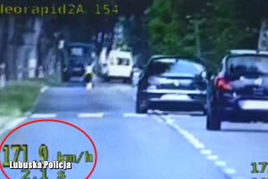 Obraz przedstawiający nagranie z policyjnego wideorejestratora.