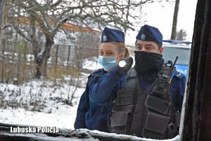 Policjanci sprawdzają miejsca, w których mogą znajdować się osoby bezdomne.