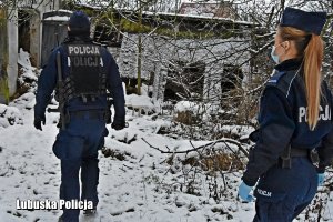 Policjanci sprawdzają miejsca, w których mogą znajdować się osoby bezdomne.