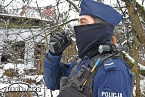 Policjanci sprawdzają miejsca, w których mogą znajdować się osoby bezdomne.