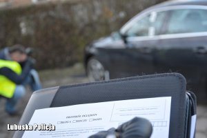 policjant sporządza protokół oględzin