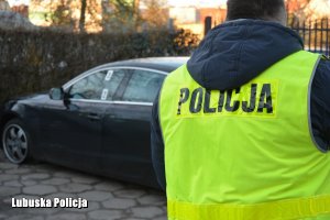 policjant i zabezpieczony pojazd