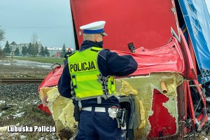 policjant na miejscy wypadku wykonuje oględziny pojazdu